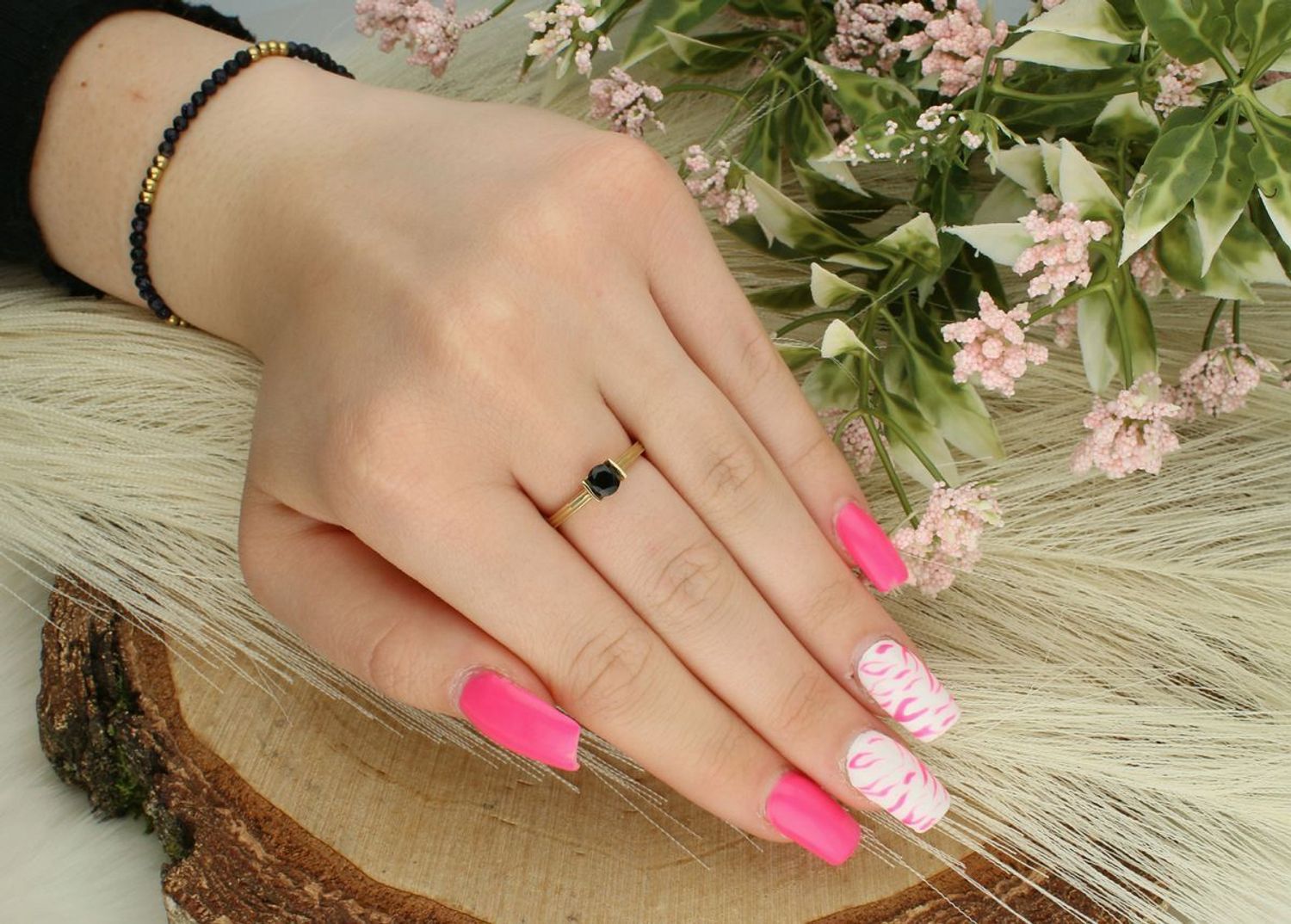 Złoty pierścionek damski PI 6775A próby 585 z czarną cyrkonią 5 mm. Szerokość szyny 1 mm, waga 2,00 g. Elegancka i subtelna biżuteria dla kobiet z charakterem.1.jpg